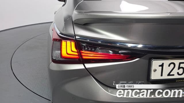 Lexus ES300h 2021 — Şəkil 23/31