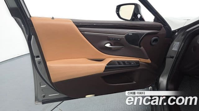 Lexus ES300h 2021 — Şəkil 26/31