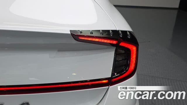 Hyundai Sonata Hybrid 2022 — Photo 28/32