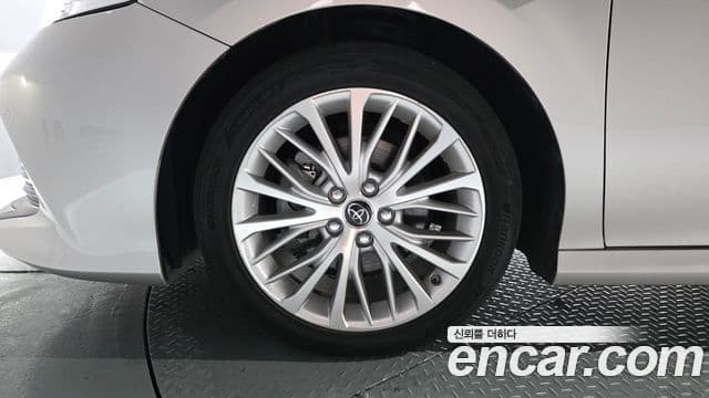 Toyota Camry 2018 — Şəkil 28/37