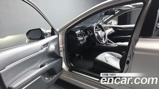 Toyota Camry 2018 — Şəkil 17/37
