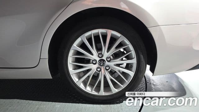Toyota Camry 2018 — Şəkil 23/37