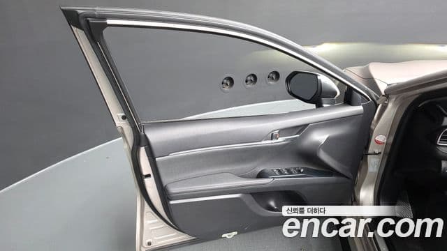 Toyota Camry 2018 — Şəkil 32/37