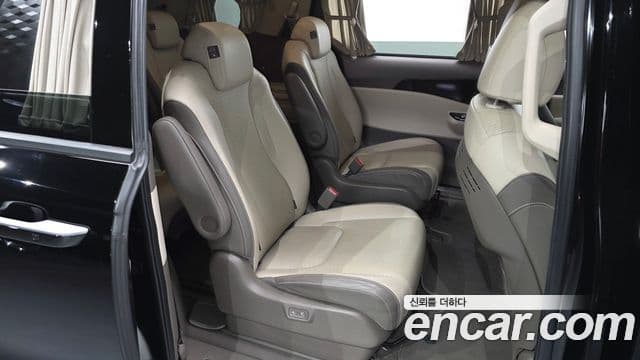 Kia Carnival 2021 — фото 12 из 20