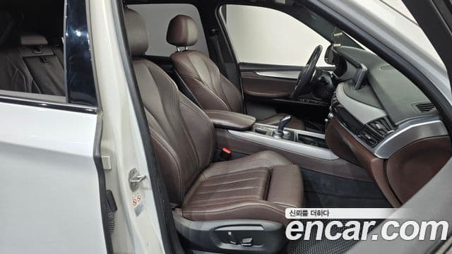 BMW X5 2018 — ფოტო 31/32