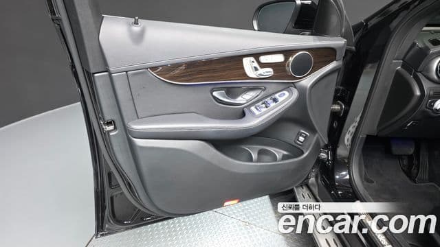 Mercedes-Benz GLC-Class 2020 — Photo 11/32