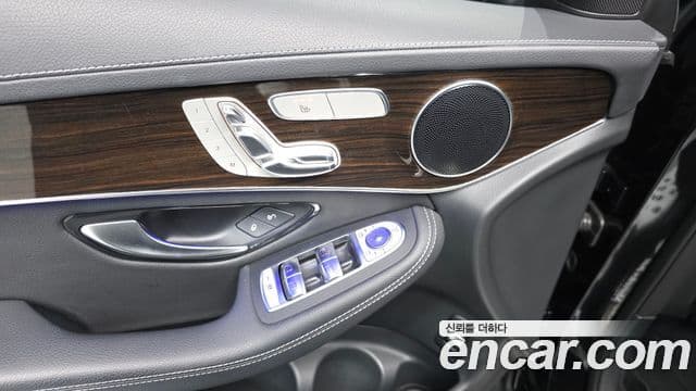 Mercedes-Benz GLC-Class 2020 — Photo 9/32