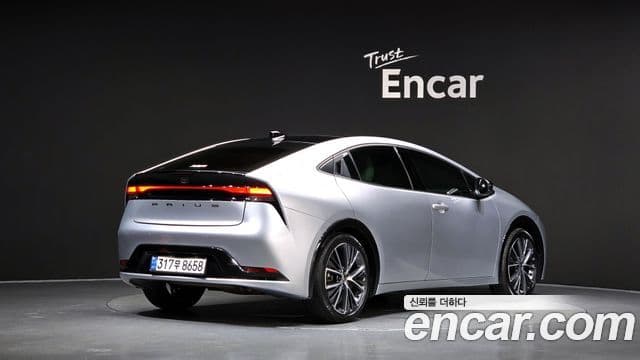 Toyota Prius 2023 — ფოტო 2/20