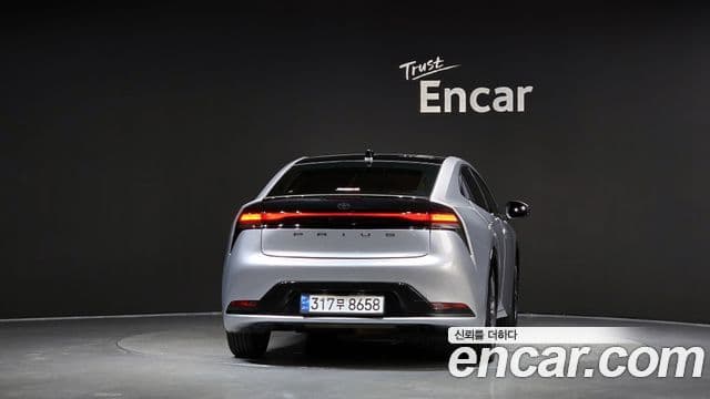 Toyota Prius 2023 — ფოტო 4/20