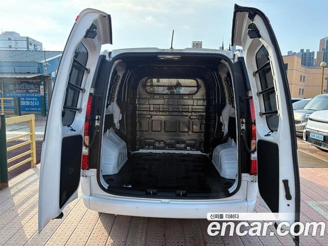 Hyundai Staria 2023 — ფოტო 20/20