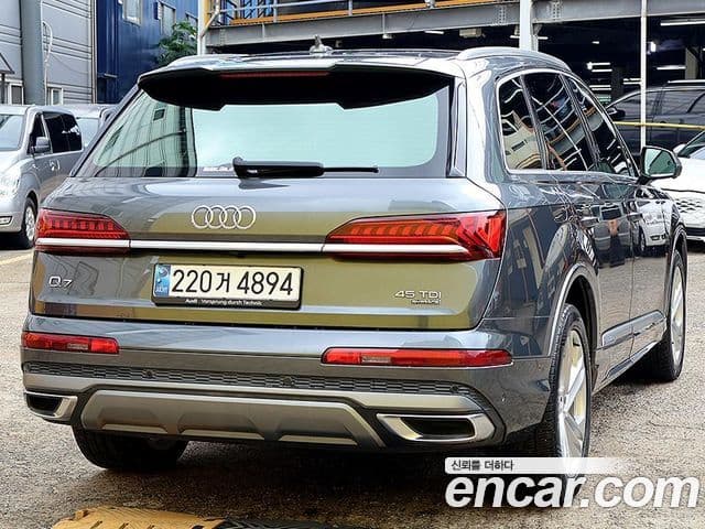 Audi Q7 2021 — ფოტო 3/20