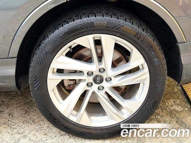 Audi Q7 2021 — ფოტო 17/20