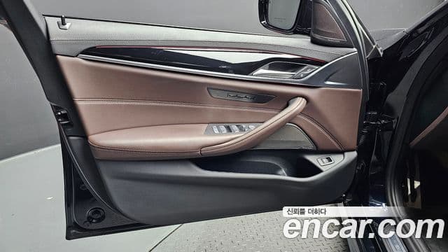 BMW 5 Series 2023 — Photo 25/31
