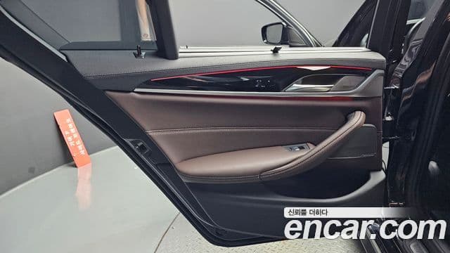 BMW 5 Series 2023 — Photo 18/31