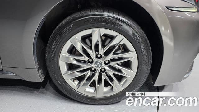 Lexus LS500h 2018 — Photo 13/35