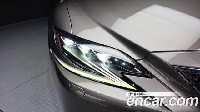 Lexus LS500h 2018 — Photo 17/35