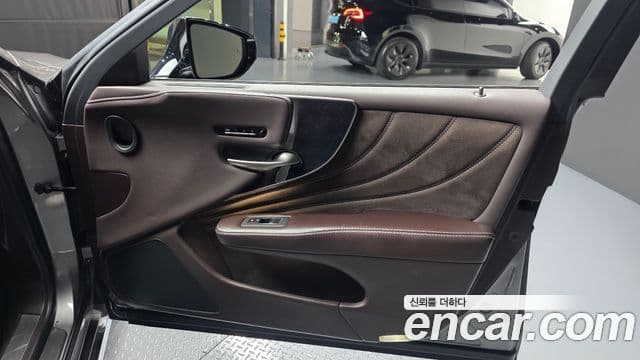 Lexus LS500h 2018 — Photo 2/35
