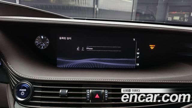 Lexus LS500h 2018 — Photo 27/35