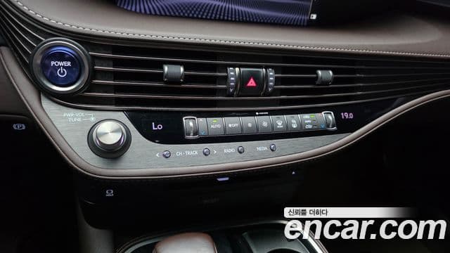 Lexus LS500h 2018 — Photo 23/35