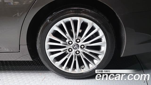Toyota Avalon 2019 — Photo 14/31