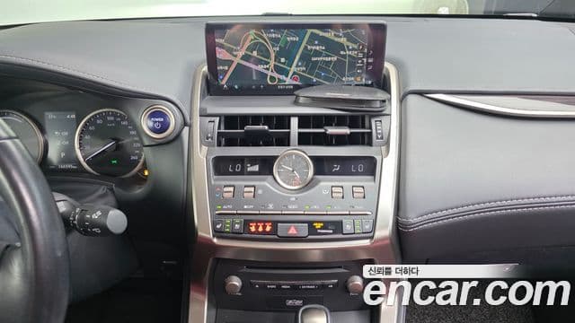 Lexus NX300h 2018 — ფოტო 14/20