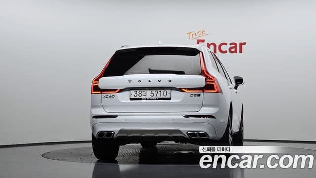 Volvo XC60 2019 — ფოტო 4/20