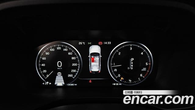 Volvo XC60 2019 — ფოტო 8/20
