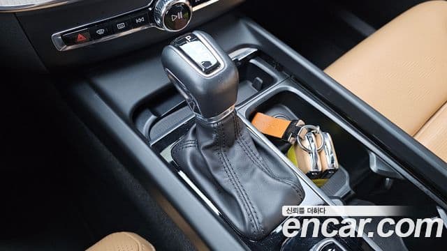 Volvo XC60 2019 — ფოტო 9/20