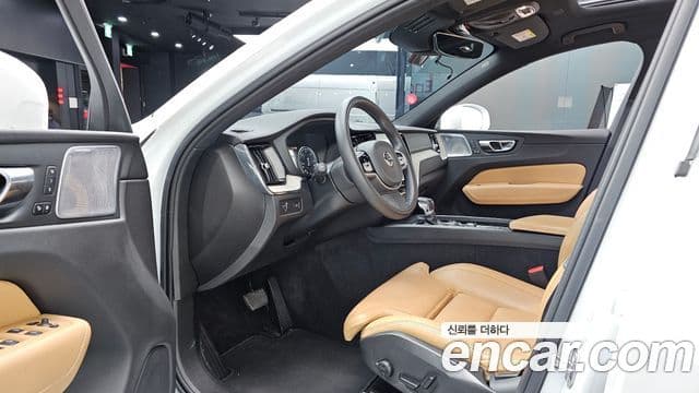 Volvo XC60 2019 — ფოტო 10/20