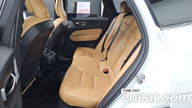 Volvo XC60 2019 — ფოტო 12/20