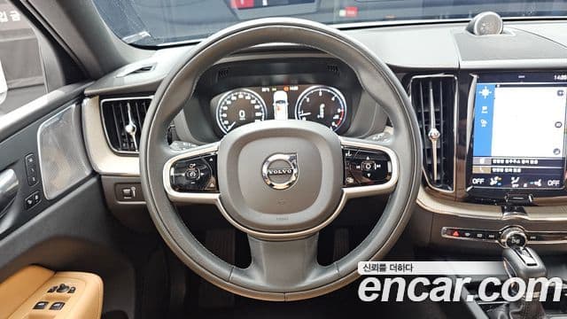 Volvo XC60 2019 — ფოტო 13/20