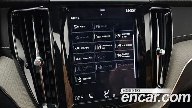 Volvo XC60 2019 — ფოტო 17/20