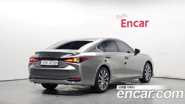 Lexus ES300h 2018 — Фото 2/20