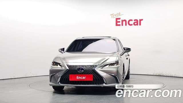 Lexus ES300h 2018 — Фото 3/20