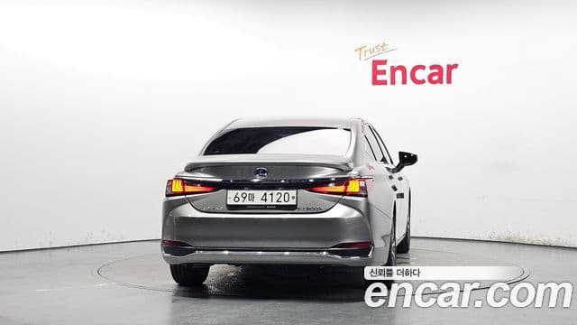 Lexus ES300h 2018 — Фото 4/20
