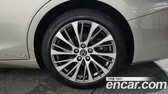 Lexus ES300h 2018 — Photo 33/34