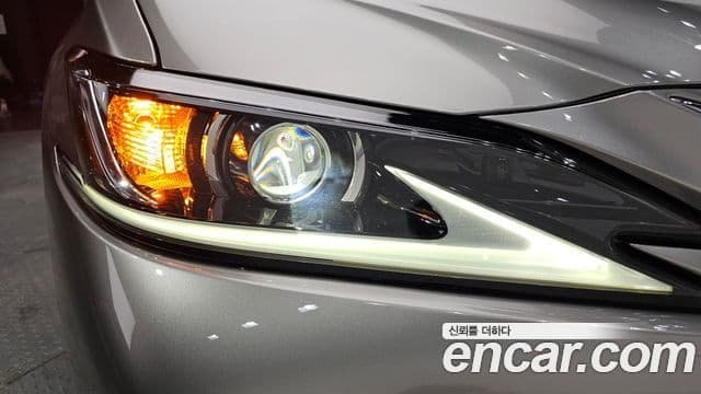 Lexus ES300h 2018 — Photo 20/34