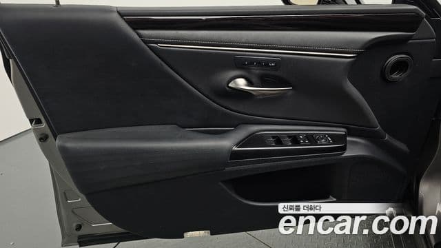 Lexus ES300h 2018 — Photo 1/34