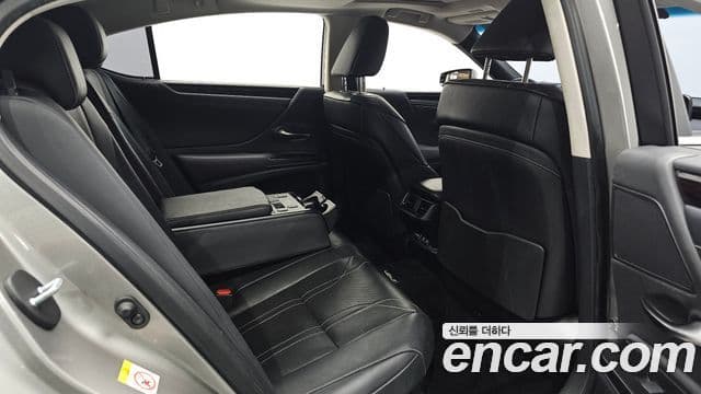 Lexus ES300h 2018 — Photo 34/34