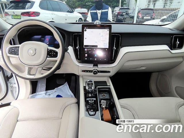Volvo XC60 2025 — ფოტო 7/20