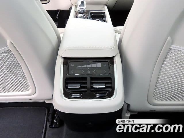 Volvo XC60 2025 — ფოტო 17/20