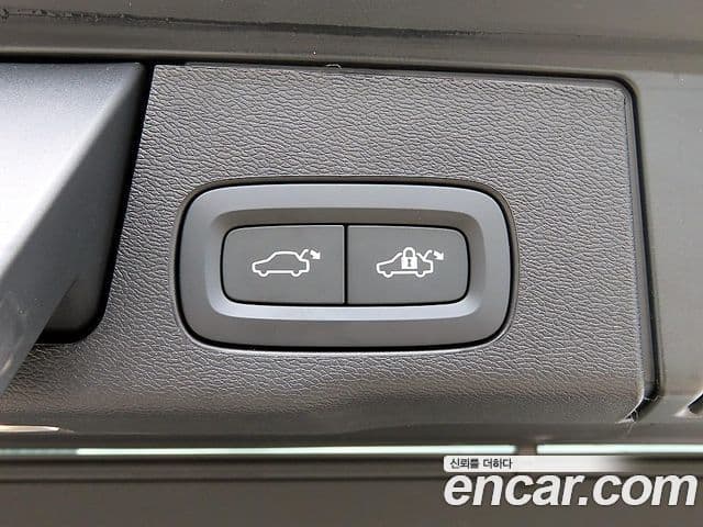 Volvo XC60 2025 — ფოტო 18/20