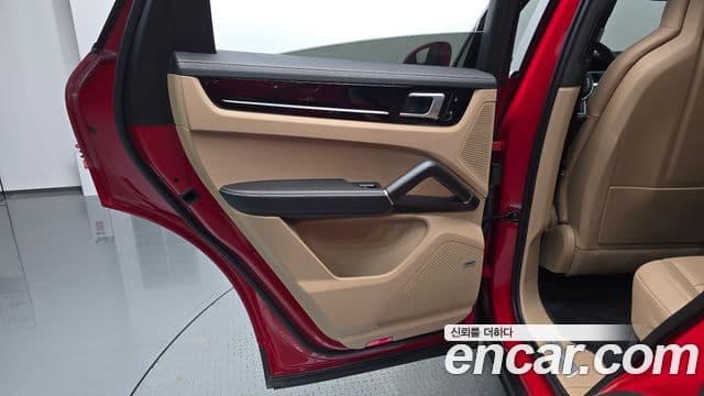 Porsche Cayenne 2021 — Photo 25/33