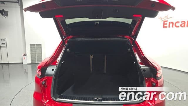Porsche Cayenne 2021 — Photo 2/33