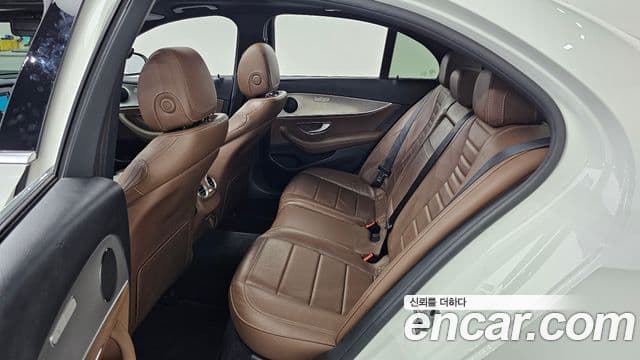 Mercedes-Benz E-Class 2018 — Фото 12/20
