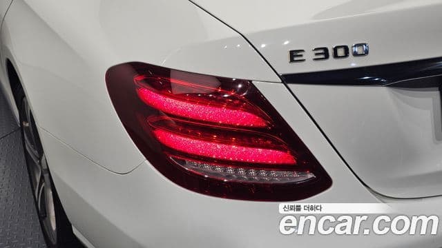 Mercedes-Benz E-Class 2018 — Şəkil 25/33