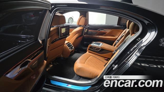 BMW 7 Series 2019 — Photo 24/33