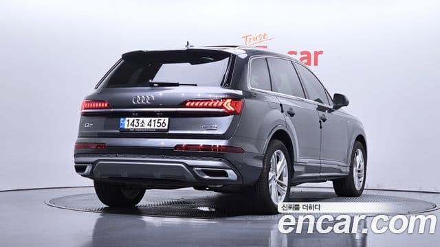 Audi Q7 2021 — ფოტო 9/30