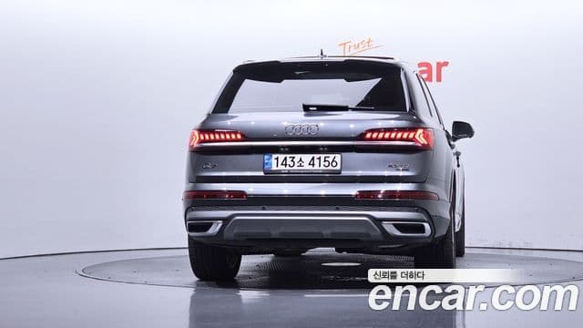 Audi Q7 2021 — ფოტო 1/30