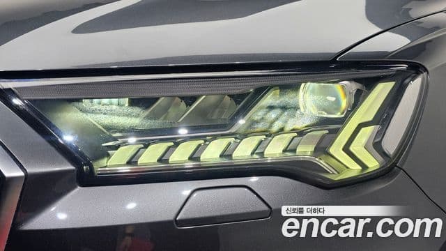 Audi Q7 2021 — ფოტო 28/30
